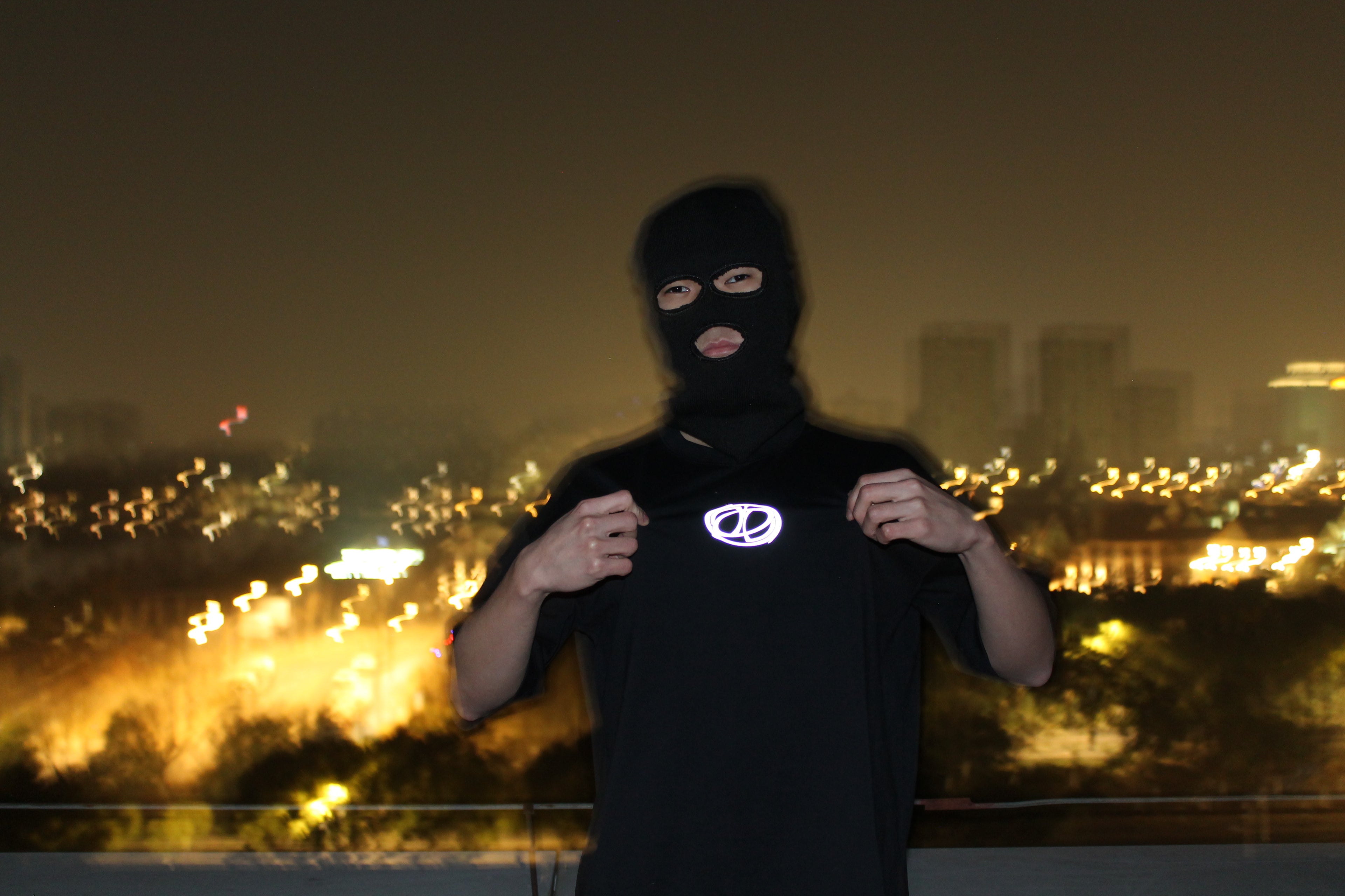 Model is 5'11, 160 Ib wearing a medium